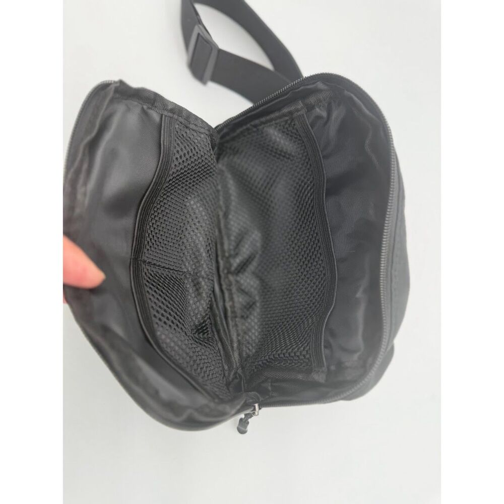 Fanny pack Black belt bag with a purple initial 'V' patch. - Picture 5 of 5